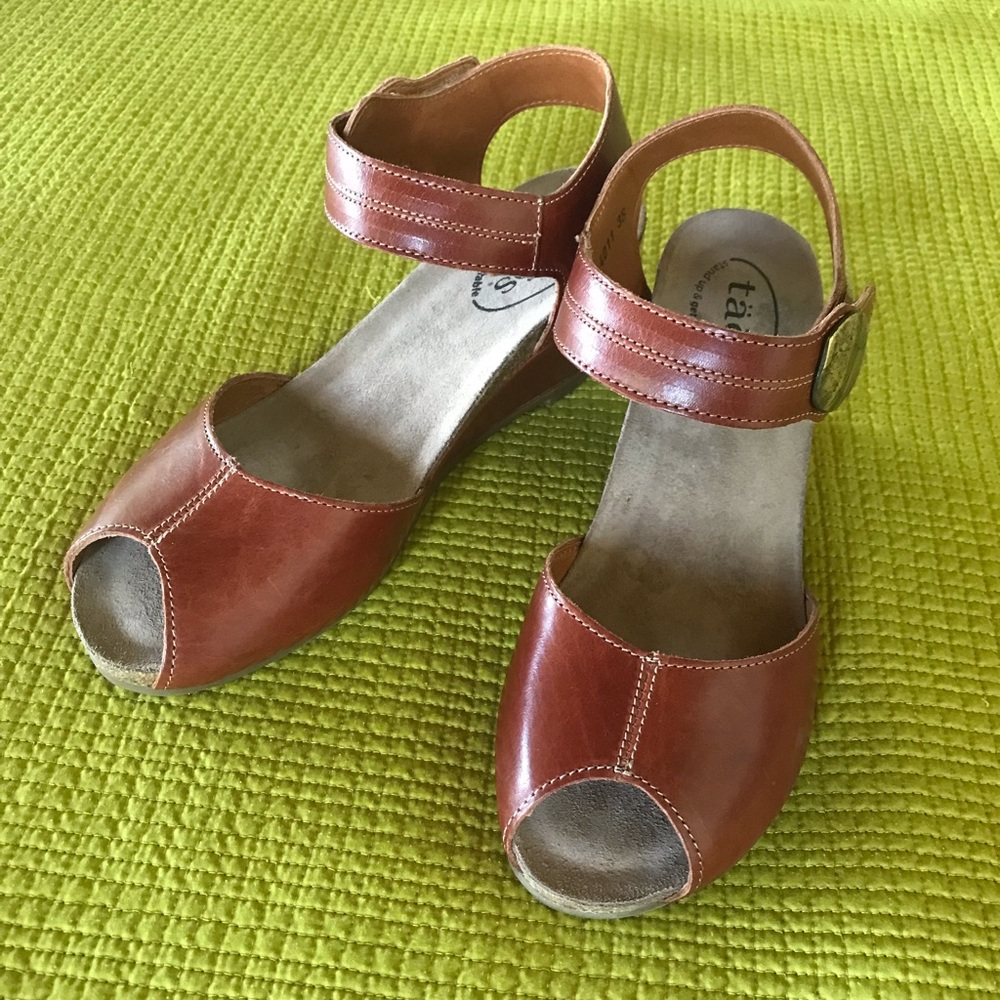 NWT Taos Penelopeep Wedge Sandal Peep Toe 7.5 / 38